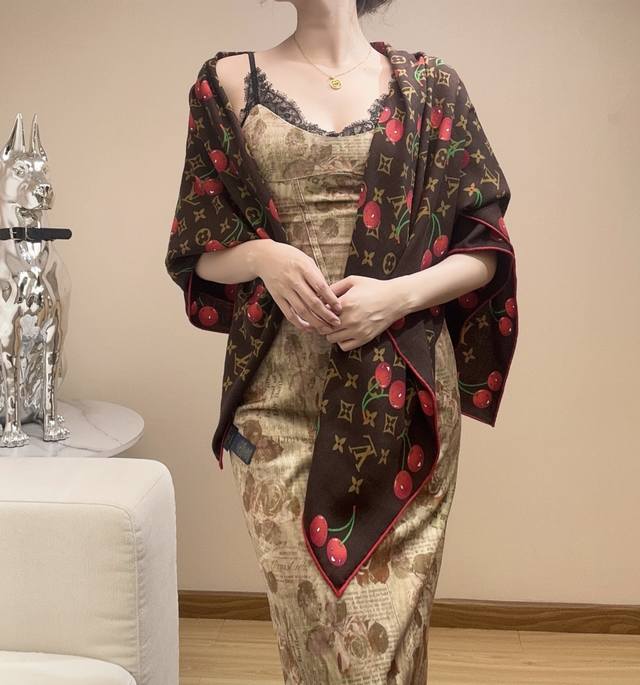 Lv X Tm Monogram Cerise 140丝毛方巾 140双面丝毛同色 Lv × Tm Monogram Cerise 方巾出自路易威登X村上隆复刻