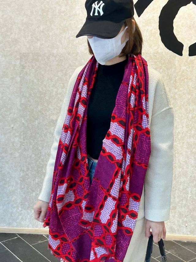 重点推荐 巴宝莉法国专柜新货 精美绣标 优雅文静的小格 给人更秀气，精致的感觉 质感更柔 更顺滑 因为采用羊绒的缘故，虽然是70宽度 但非常轻薄 抛开厚重 更适