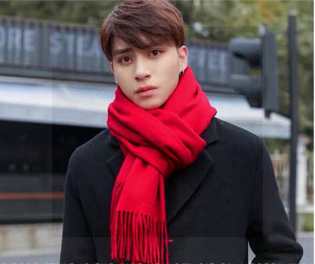 普拉达 Prada 最新情侣款围巾 大方 简约 是成功男士不二追求 经典图案搭配Logo设计 时尚色调 充满了稳重的氛围 满足你对时尚跟品质的所有要求，尺寸18