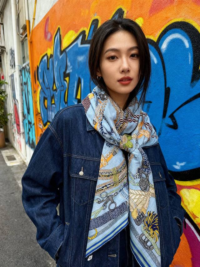 编织鞍带”140方巾～Hermes 手工卷边丝绒方巾 30%桑蚕丝70%羊绒 这款爱马仕的经典单品展现强大而迷人的女性魅力精髓。此140方巾推陈出新，诠释无限的