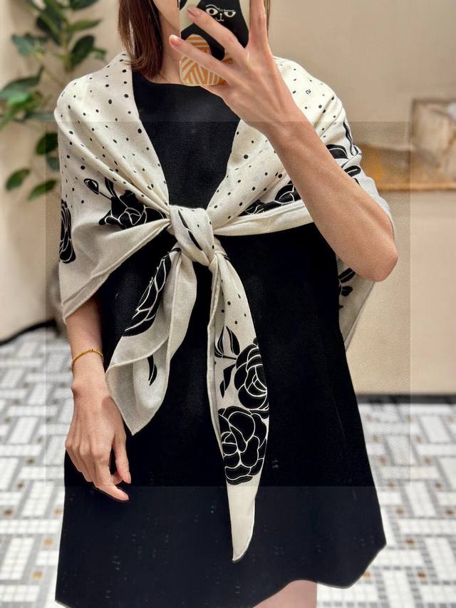 上新 小香山茶花系列单品集 黑色 Size：140*140Cm 丝绒双面同色方巾 精致手工卷边， Coco小姐心愿单极具品牌特色的标志单品和元素，丰富多彩，配色