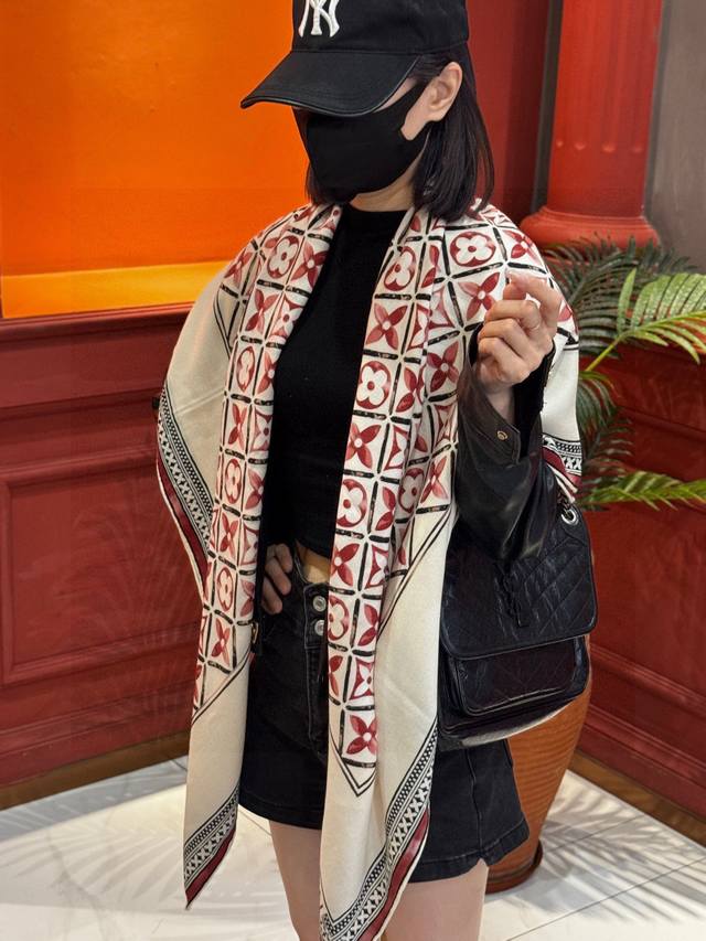 顶级丝绒双面同色披肩 30%真丝70%羊绒 140*140方巾 本款丝绒方巾以满溢艺术气息的设计诠释19世纪末广告海报的灵感启发，向悠久历史致敬。各色硬箱与旅行