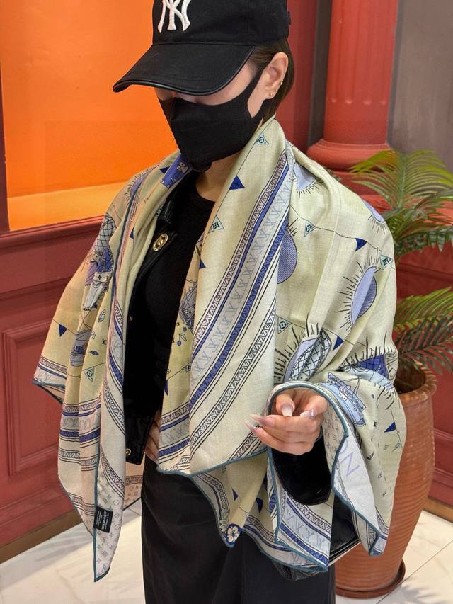 双面同色 原单Lv140Cm丝绒方巾， 热气球 ，本款方巾全新加入 U价 And Away 系列，致意路易威登的旅行传承。丝印工艺刻画丰富细节，描绘 Monog