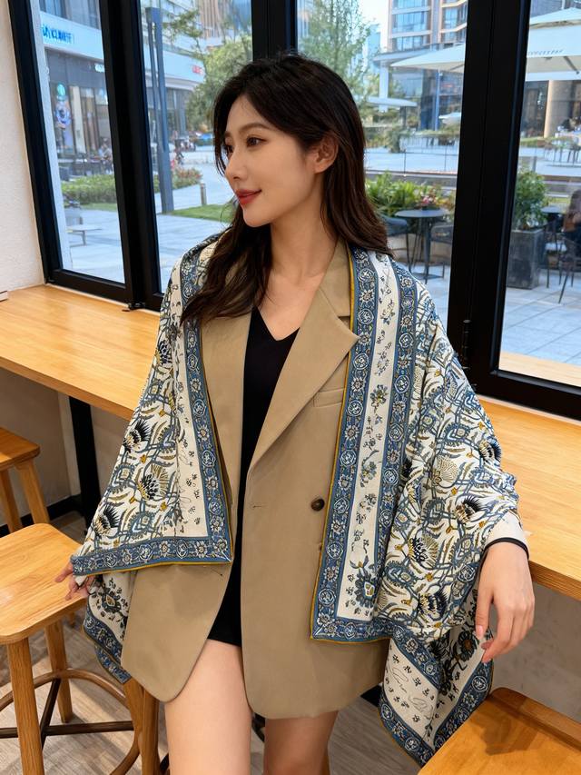 2025年 Etro 秋冬抢先 上新 双面同色丝毛方巾 手工卷边山羊绒和真丝混纺披肩 70%山羊绒，30%桑蚕丝 这款披肩采用经典山羊绒和真丝混纺面料，柔软轻盈