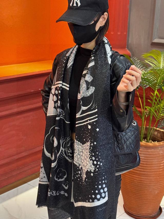 会发光发亮的围巾香奶奶专柜上新客供羊绒长巾 卖的超爆的，亮晶晶的银丝上身才会知道她的美，洋气、大牌范十足。最要紧的是，显的皮肤很白嫩还特吸睛。采用进口数码印花风