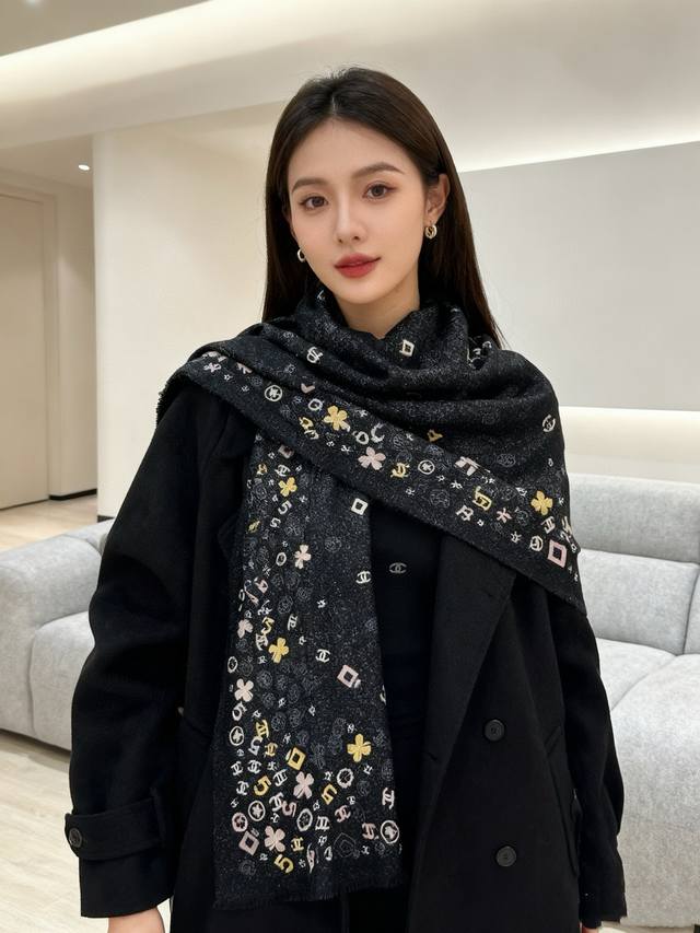 会发光发亮的围巾 Chanel香奈儿经典元素设计优雅大方，绕在颈间超级完美简直人间的尤物 专柜品质 长巾100*200Cm 100%顶级纯羊绒 自留款喜欢的快来