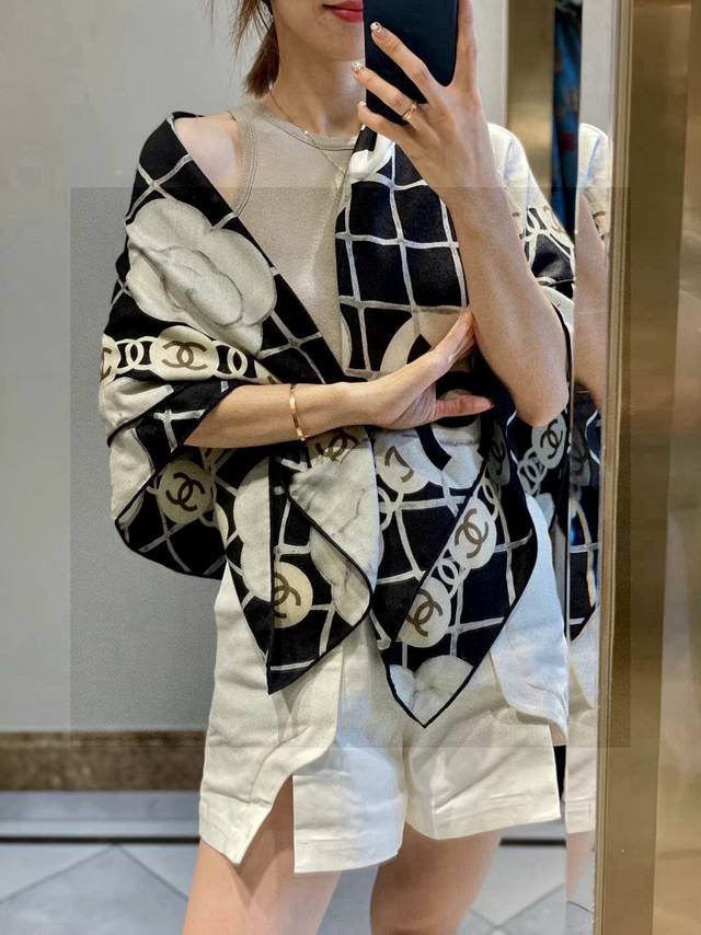 致敬经典 Coco Chanel 山茶花 无需过多言语 爱的人都懂 今年我们升级各方面 选用黄金尺寸110*110 正反面同色 用品质成就经典，将经典永留存 二