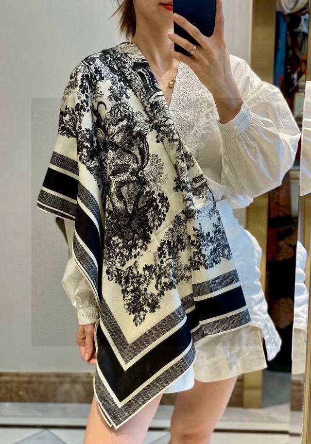 Dior 巴黎地图 黄金尺寸110*110 双面同色丝绒方巾 不爱140繁复尺寸的姐妹可以选择110哦～ 价Lan De 价Aris 巴黎地图 这款方巾饰以本季