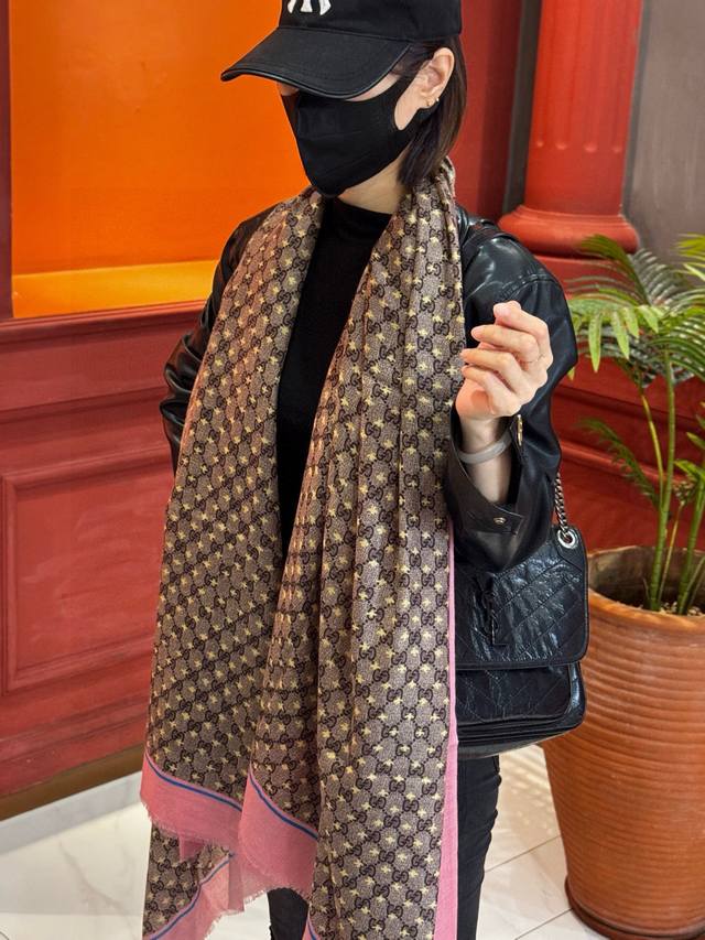 Gucci新款！ 印花工艺 稀疏层次设计 配以精美 真心特别 上身简直了 围着不说话都散发着优雅气质 相对于印染，有着独特的粗狂大雅美，很有气场大牌气场又带点纯