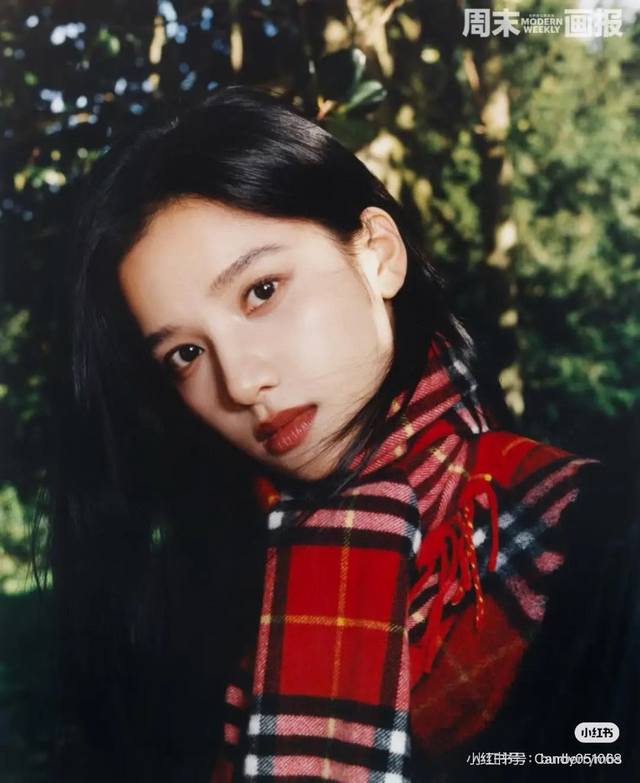 格纹流苏围巾 钱杏色｜金靖同款 : 155X30Cm 时髦精必备呀♀ 不同于经典设计，两侧融入流苏装饰，适合搭配简约基础款或同风格复古单品，完美诠释低调复古的韵