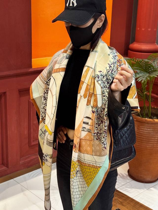 Fendi方形围巾 丝绒材质。采用定制的“Walking Around Rome”图案，灵感源自罗马的历史街区。图案设计以微型Ff为背景，将标志性品牌元素与传统