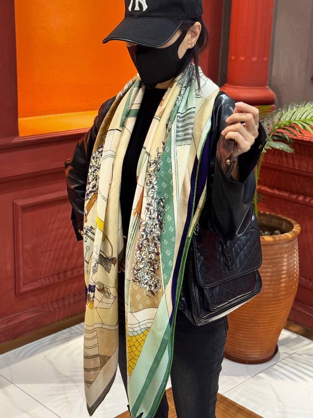 Fendi方形围巾 丝绒材质。采用定制的“Walking Around Rome”图案，灵感源自罗马的历史街区。图案设计以微型Ff为背景，将标志性品牌元素与传统