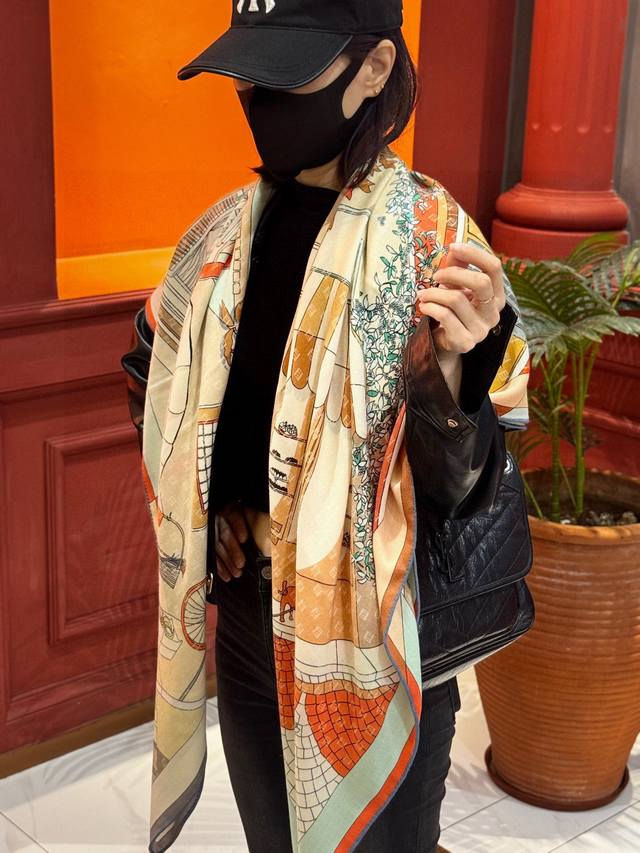 Fendi方形围巾 丝绒材质。采用定制的“Walking Around Rome”图案，灵感源自罗马的历史街区。图案设计以微型Ff为背景，将标志性品牌元素与传统