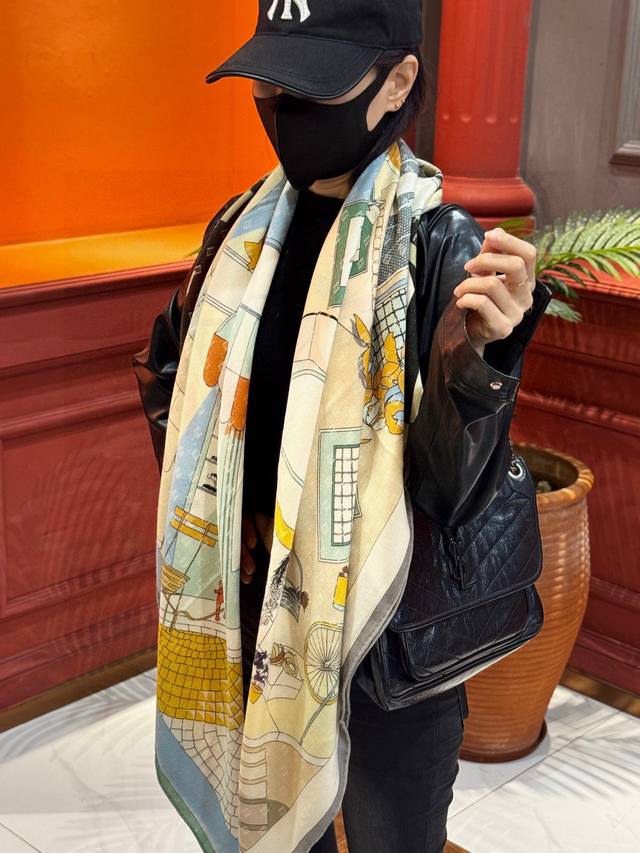 Fendi方形围巾 丝绒材质。采用定制的“Walking Around Rome”图案，灵感源自罗马的历史街区。图案设计以微型Ff为背景，将标志性品牌元素与传统