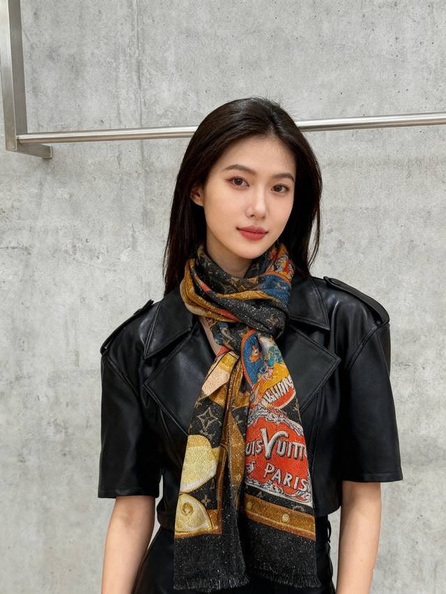 会发光发亮的围巾真心赞驴家 L链条箱包花纹银丝长巾 银丝印花羊绒长巾，新款方巾来撷Nouficel 胶囊系列的澳雅色彩，续写Mixand Srop主题铁事。Mo