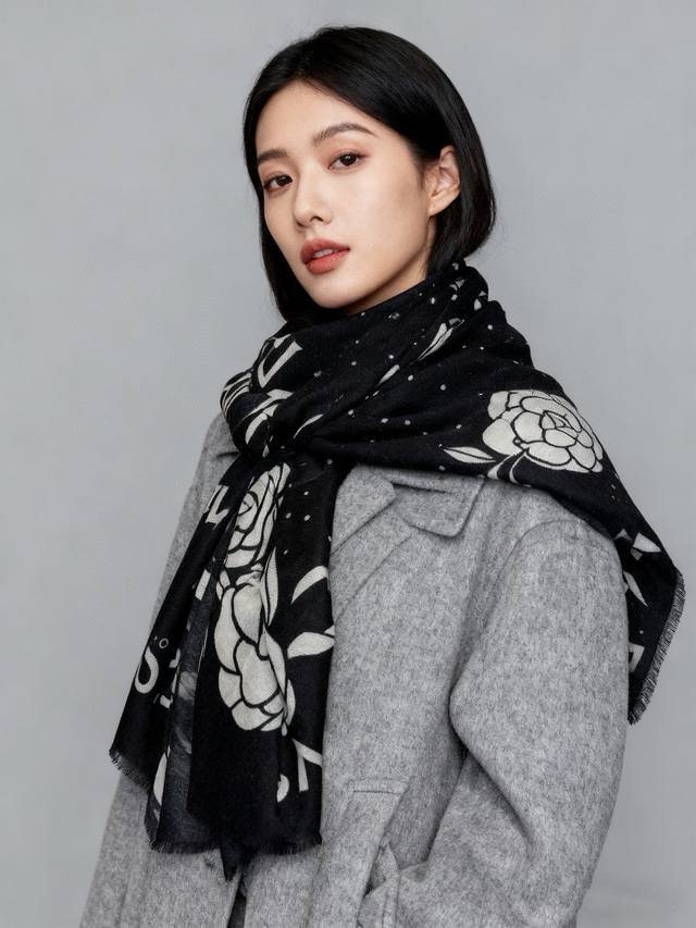 羊绒新款 新小香 山茶花长围巾 ~超级抬气色！高级女人味！羊绒围巾也能这么美！！！这款双面花卉羊绒围巾真的好高级！香奶奶家招牌的花卉花色搭配服饰很显品味！！招牌
