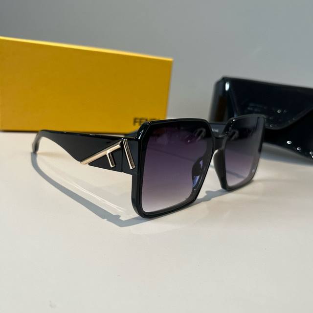 Fd芬迪太阳镜 怎么搭都不会出错我好爱！ 墨镜潮流王 果真每次都不会让我失望 男女都可以戴噢~ 最百搭的黑色款式！