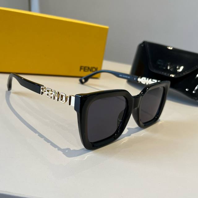 Fd芬迪太阳镜 怎么搭都不会出错我好爱！ 墨镜潮流王 果真每次都不会让我失望 男女都可以戴噢~ 最百搭的黑色款式！
