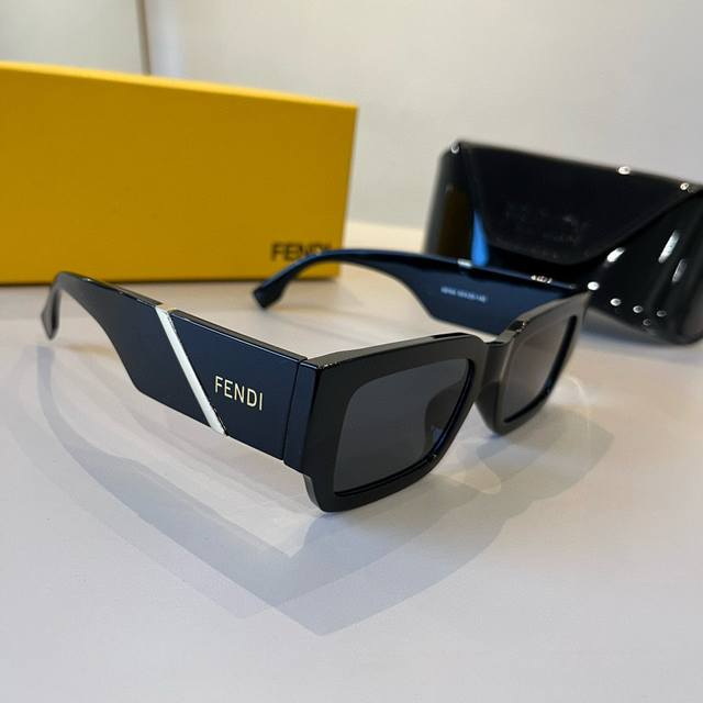 Fd芬迪太阳镜 怎么搭都不会出错我好爱！ 墨镜潮流王 果真每次都不会让我失望 男女都可以戴噢~ 最百搭的黑色款式！