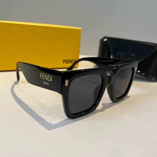 F D芬迪新款太阳镜来喽一Fendi Roma Fendi Roma Fe40101F亚洲专属款圈形较大，可以完美修饰脸型四种颜色为四季带来了不同色彩 满印F老