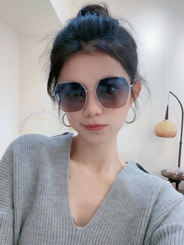 Dior时尚方框太阳镜顶级奢侈品 高品质 [亲亲] 气质非凡 女士开车墨镜[爱情] 型号：Cd7210