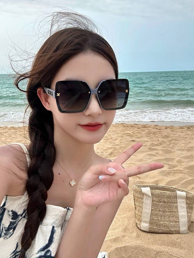 Tr偏光系列 Lv大框太阳镜墨镜经典的方框设计，不挑脸型，无论搭配大衣还是连衣裙都非常显气质偏光镜片预防紫外线 型号：L5710