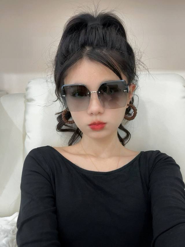 Gucci 2025开春新款 潮流爆款 时尚方框太阳镜 高品质 佩戴舒适 网红潮款墨镜 型号：G1365