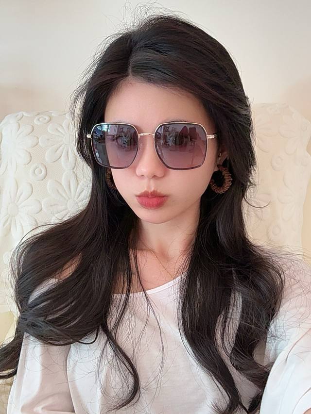 偏光系列 Gucci 经典的方框设计，不挑脸型，无论搭配大衣还是连衣裙都非常显气质偏光镜片预防紫外线 型号：G1323