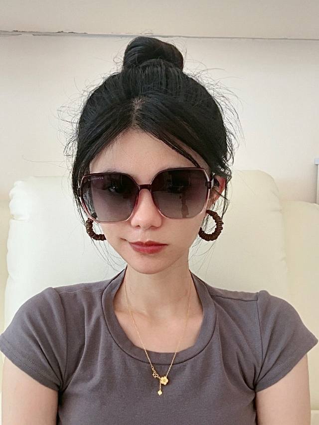 Tr偏光系列 Chanel大框太阳镜墨镜 经典的方框设计，不挑脸型，无论搭配大衣还是连衣裙都非常显气质偏光镜片预防紫外线 型号：Ch2990