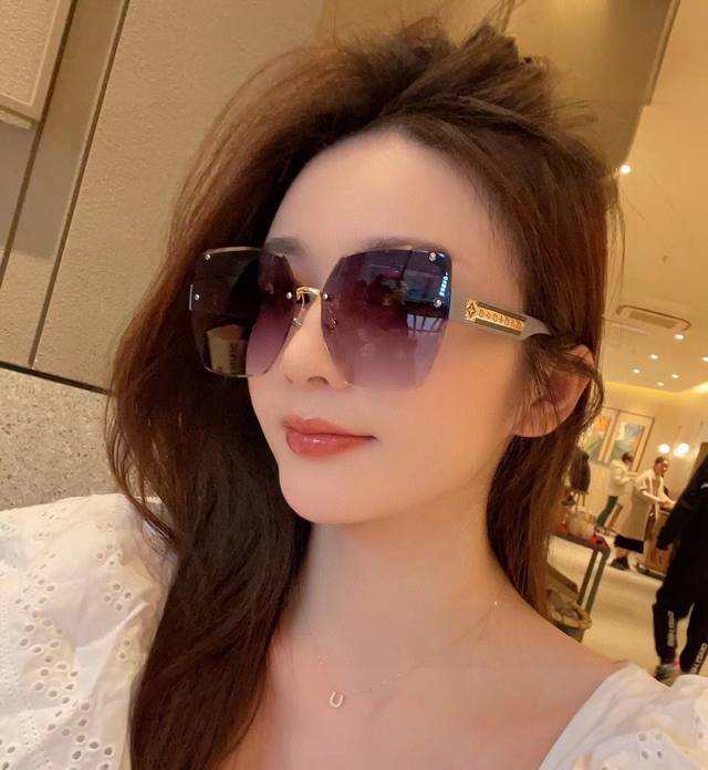 Tr偏光系列 Lv大框太阳镜墨镜经典的方框设计，不挑脸型，无论搭配大衣还是连衣裙都非常显气质偏光镜片预防紫外线 型号：L9615