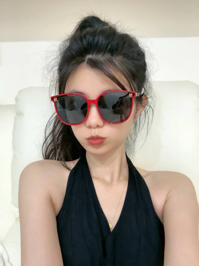 Tr偏光系列 Gucci联名系列限量版 经典的圆框设计，不挑脸型，无论搭配大衣还是连衣裙都非常显气质 偏光镜片预防紫外线 型号：G15501