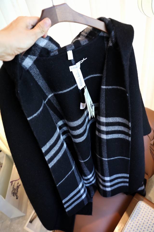 张婧仪同款披肩 ，氛围感十足！ Burberry可遇不可求的王炸级单品！ 拔草你的披肩斗篷，秋冬实用第一名大衣，斗篷，毯子都能当.百变造型.尊贵高雅.超级实用而