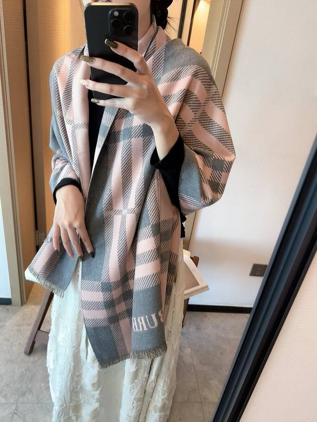 Burberry 巴宝莉双面围巾好看的要疯掉了，太有型太有魅力了非常斯文时尚的秋冬单品！真的很喜欢，非常Classical的女款设计100%羔绒，手感真的绝了上