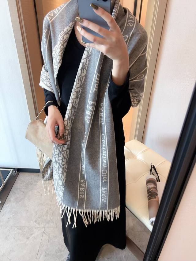 迪奥 Dior 以其精湛的工艺技术和源源不断的想像力 成为当代最具艺术魅力法国巴黎的高档品牌 下方充满奢华气息的Dior灵魂Logo 为时尚的围巾注入灵魂 条纹