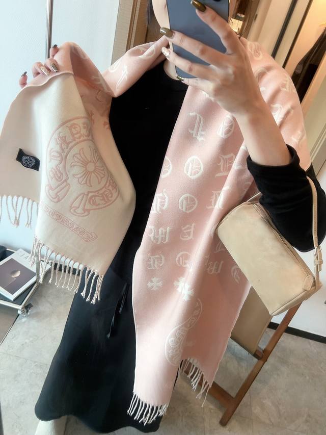 双面色 克罗心 手感柔软舒舒服，非常出众的品味款面料非常柔软顺滑克罗心花色一直给人很时髦的感觉，招牌的元素完美融合，搭配服饰轻松Get高级范，随便围围都是满满的