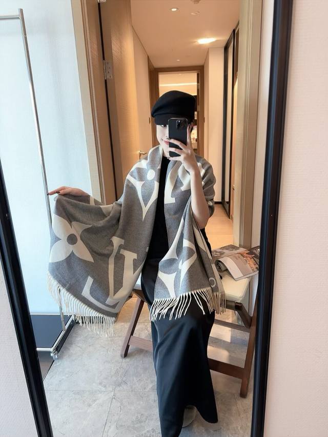 爆款上新 情侣款Lv 独家牛货 奢华尽在尺寸之间，高端品质具有超高羊绒品质才会被此品牌青睐这种精品是市场上及其少见的围巾针织，真是超级高端货只有这种大品牌才会拥