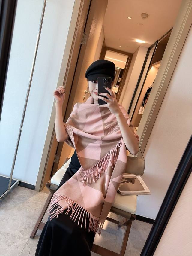 经典大土星围巾 Vivienne Westwood西太后土星 英国时装设计师，时装的朋克之母！时尚潮流风格，品质强大，超美的设计！简约大气刺绣Logo精致这个款