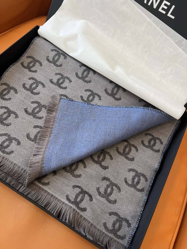 双C Logo渐变围巾 颜色:灰色+蓝色 尺寸:185*35Cm 成份:57%羊毛43%Cashmere 高品质原单级。超级受追捧的爆款，亲肤柔软手感 大爱的爆