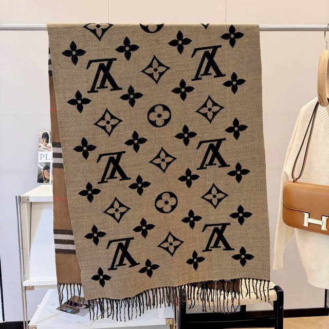 双面围巾好看的要疯掉了，太有型太有魅力了非常斯文时尚的秋冬单品！真的很喜欢，100%羔绒，手感真的绝了上身效果真的随便怎么围都好看！！这种款式真的闭着眼买，任何