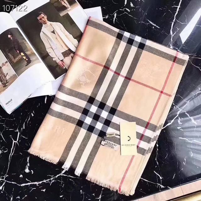 Burberr*Y天丝棉格子围巾 ，垂感特别好，触感也超好，特别特别柔软，细节纹路很清晰 长180Cm，宽70Cm。