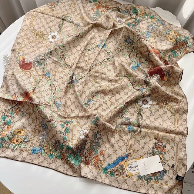 Sgc2416 原单90Cm方巾 品牌典藏图案在与全新醒目印花的衬托下熠熠生辉。这款方巾匠心缀饰动物和花卉印花，彰显Gucci从大自然汲取而来的设计灵感。 ~~