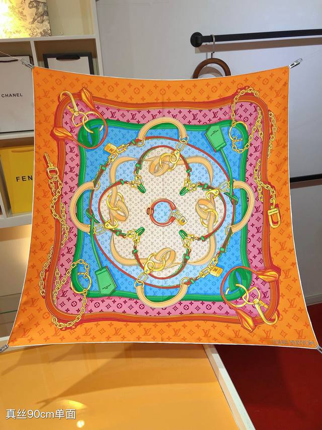 Slv2439原单Lv Flower And Straps 真丝90Cm方巾，以摩登笔触融汇经典元素，围绕中央大号 Monogram 花卉呈现肩带、链条、行李牌