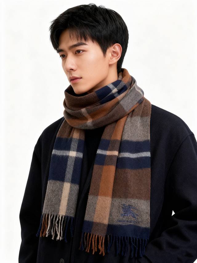 新款巴宝莉男士格子高级货设计风格采用格子纹图案，带有品牌标志性的骑士纹章刺绣和“Burberry”标签，边缘流苏设计，延续了品牌经典的格纹元素风格，辨识度高。羊