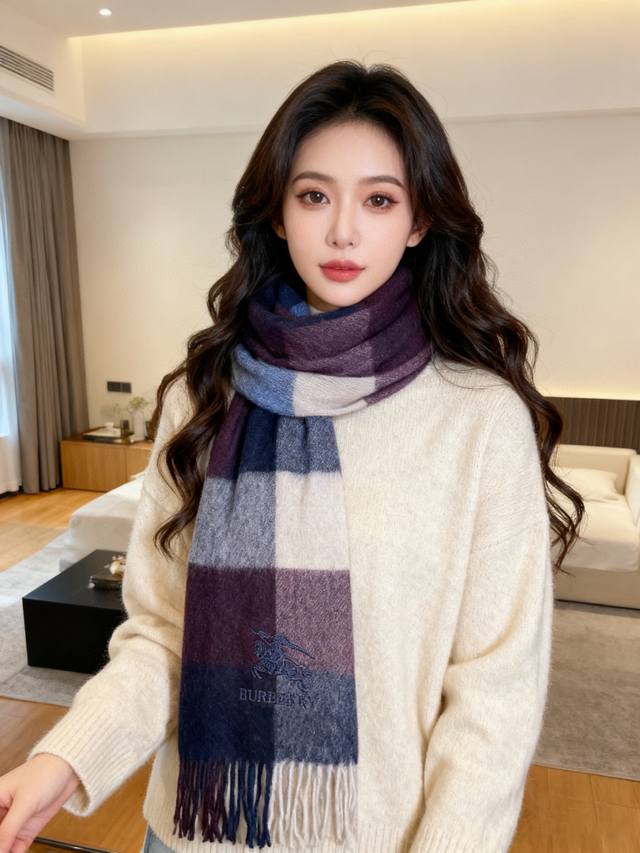 新款巴宝莉男士格子高级货设计风格采用格子纹图案，带有品牌标志性的骑士纹章刺绣和“Burberry”标签，边缘流苏设计，延续了品牌经典的格纹元素风格，辨识度高。羊