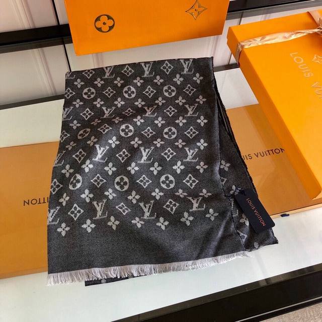 上新Lv最新款顶级高端设计，实物真心美 披肩配以印花无论设计喷绘都是非常到位细节都可见整个围巾给人气场的同时又非常精致高端Vip推荐绝对值得入手的新款尺寸:70
