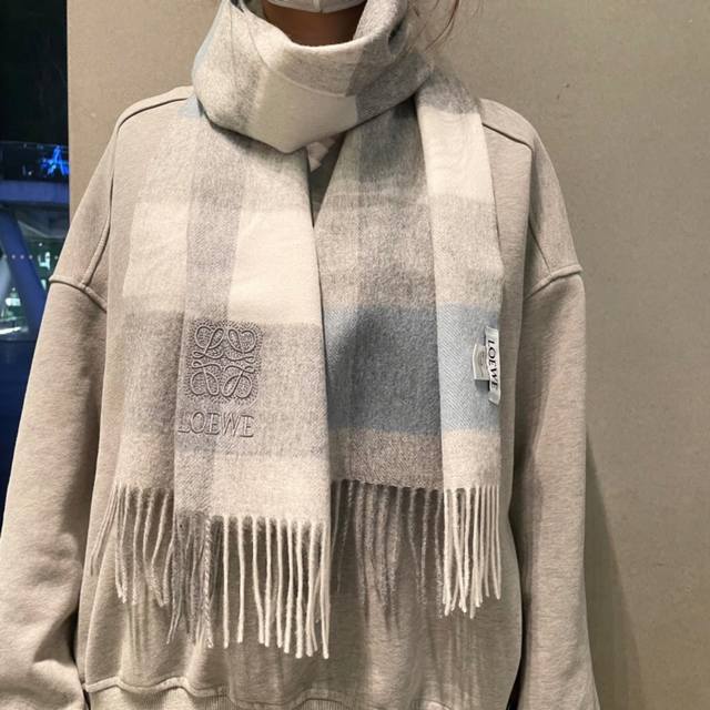 难得的高端家属福利Loewe刺绣非常正的围巾~面料大爱，非常柔软细腻舒服大气简约，超级好看的男神配色，任何人都会喜欢的款吧，小小Logo非常精致的点缀，有质感不