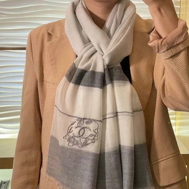 上新香奈儿羊绒围巾手感好到爆品质一流的真正的羊绒精品精湛绝伦的刺绣工艺和色彩搭配让人眼前一亮漂亮的不要不要了 ，材质：顶级羊绒尺寸90X200 这个纯羊绒围巾绝