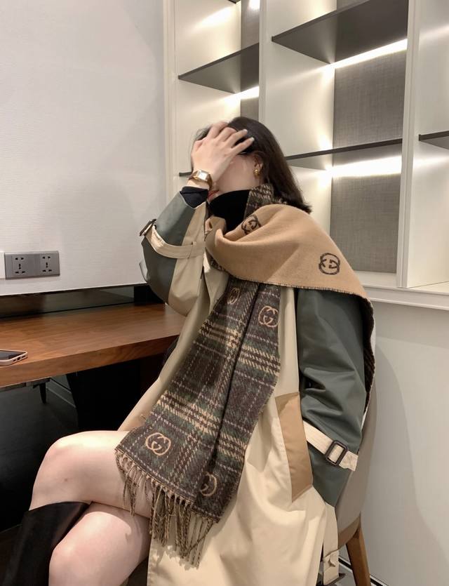 最新双面两用围巾，Gg标识作为Gucci颇具代表性的传统精髓，始终与系列密不可分，以饱含新意的现代方式推陈出新，呈现不同凡响的层次、风格和设计。这款羊毛真丝混纺