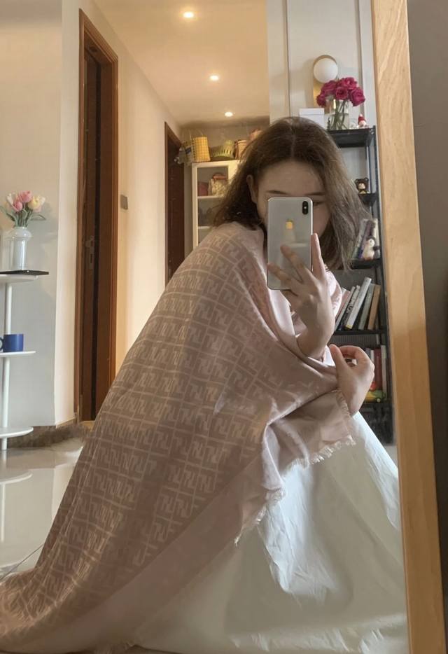 25新款 Ff金银丝提花披肩 Size：140X140Cm 材质45%羊毛，45%桑蚕丝，7%锦纶，3%锦纶 双F提花大方巾，专柜新品 双面呈现出华丽的珠光质感