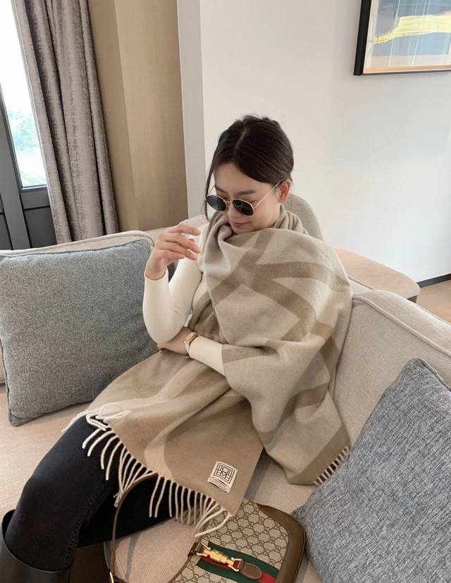 北欧潮牌Toteme羊毛围巾双面提花工艺，小羊 羔绒，手感很舒服，上身给人一种自由奔放不受束缚的 感觉，可以做围巾披肩，办公室空调巾，家居毯，飞机 旅行必备，成